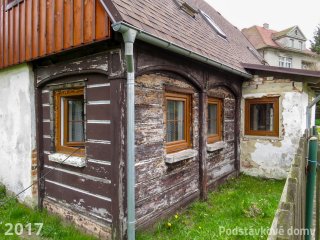 Mikulášovice č. ev. 5 - Detail podstávkového pole s okenními otvory (Zdroj: S. Šulcová, 2017)