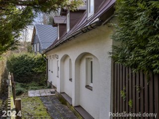 Brtníky č. p. 10 - Pohled na vstupní část (Zdroj: S. Šulcová, 2024)