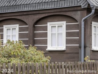 Brtníky č. p. 151 - Detail podstávkového pole s okenními otvory (Zdroj: S. Šulcová, 2024)