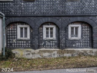 Brtníky č. p. 153 - Detail podstávkového pole s okenními otvory (Zdroj: S. Šulcová, 2024)