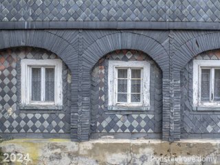 Brtníky č. p. 153 - Detail podstávkového pole s okenními otvory (Zdroj: S. Šulcová, 2024)