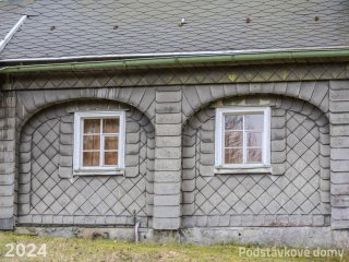 Brtníky č. p. 202 - Detail podstávkového pole s okenními otvory (Zdroj: S. Šulcová, 2024)