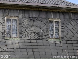 Brtníky č. p. 210 - Detail průčelí (Zdroj: S. Šulcová, 2024)