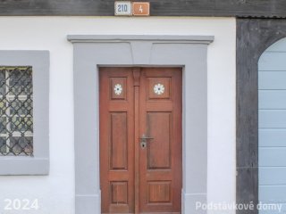 Brtníky č. p. 210 - Detail vstupního portálu (Zdroj: S. Šulcová, 2024)