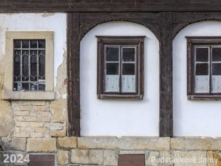 Brtníky č. p. 211 - Detail podstávkového pole s okenními otvory (Zdroj: S. Šulcová, 2024)