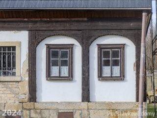 Brtníky č. p. 211 - Detail podstávkového pole s okenním otvorem (Zdroj: S. Šulcová, 2024)