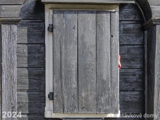 Brtníky č. p. 246 - Detail podstávkového pole s okenním otvorem (Zdroj: S. Šulcová, 2024)