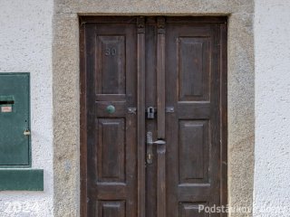 Brtníky č. p. 30 - Detail vstupního portálu (Zdroj: S. Šulcová, 2024)