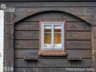 Brtníky č. p. 48 - Detail podstávkového pole s okenním otvorem (Zdroj: S. Šulcová, 2024)