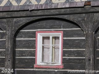 Brtníky č. p. 54 - Detail podstávkového pole s okenním otvorem (Zdroj: S. Šulcová, 2024)