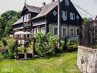 Brtníky č. p. 9 - Pohled na objekt z jihovýchodu (Zdroj: TUR Šluknovsko, 2003)