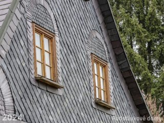 Brtníky č. ev. 39 - Detail průčelí (Zdroj: S. Šulcová, 2024)
