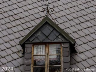 Brtníky č. ev. 39 - Střešní vikýř se sedlovou střechou (Zdroj: S. Šulcová, 2024)